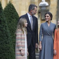 El Rey Felipe, la Reina Letizia, la Princesa Leonor y la Infanta Sofía en la puerta de la Catedral de Oviedo con motivo de los Premios Princesa de Asturias