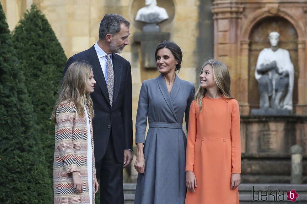 El Rey Felipe, la Reina Letizia, la Princesa Leonor y la Infanta Sofía en la puerta de la Catedral de Oviedo con motivo de los Premios Princesa de Asturias