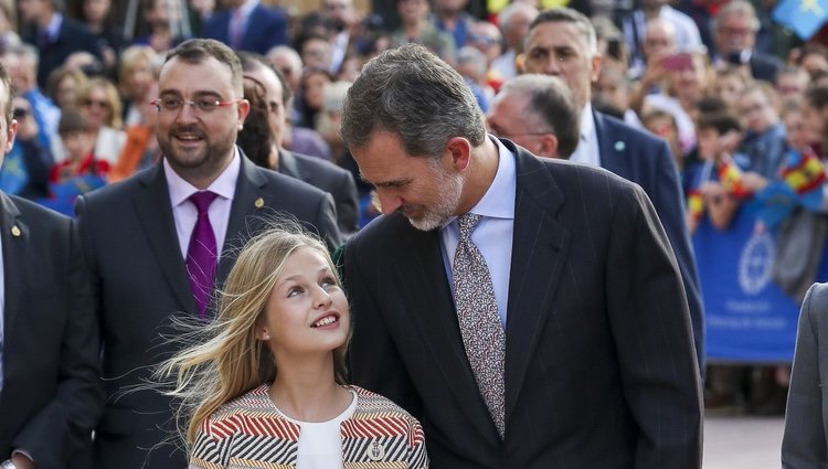 El Rey Felipe, muy pendiente de la Princesa Leonor en su primera visita oficial a Oviedo