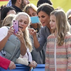 La Reina Letizia y la Princesa Leonor saludando a la gente en su primera visita oficial a Oviedo