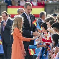 El Rey Felipe y la Infanta Sofía saludando a la gente en su visita a Oviedo