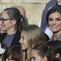 La Reina Letizia, muy feliz y eufórica con un coro de niños en su visita a Oviedo