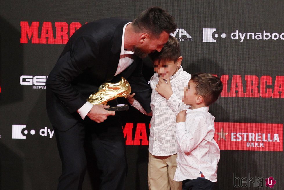 Leo Messi con sus hijos Mateo y Thiago en la entrega de su sexta Bota de Oro