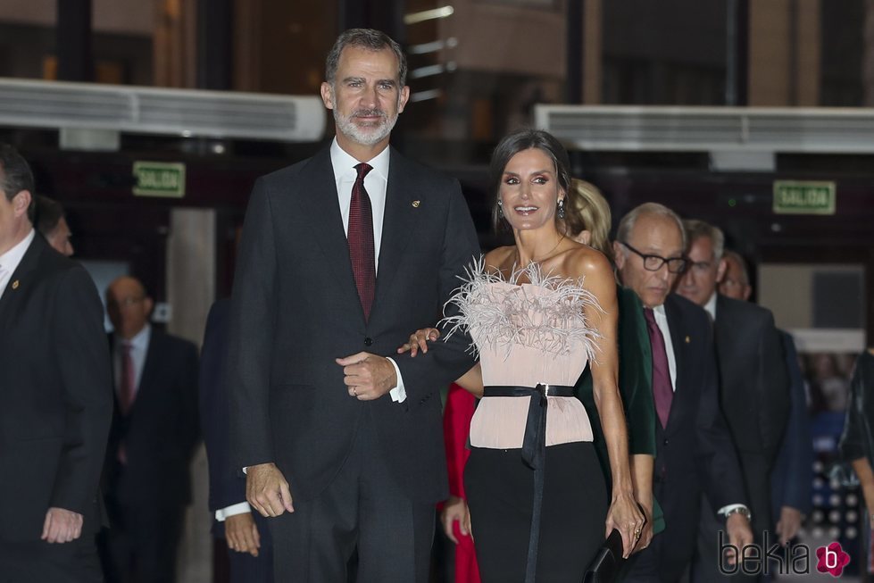 Lo Reyes Felipe y Letizia, agarrados en el Concierto de los Premios Princesa de Asturias 2019