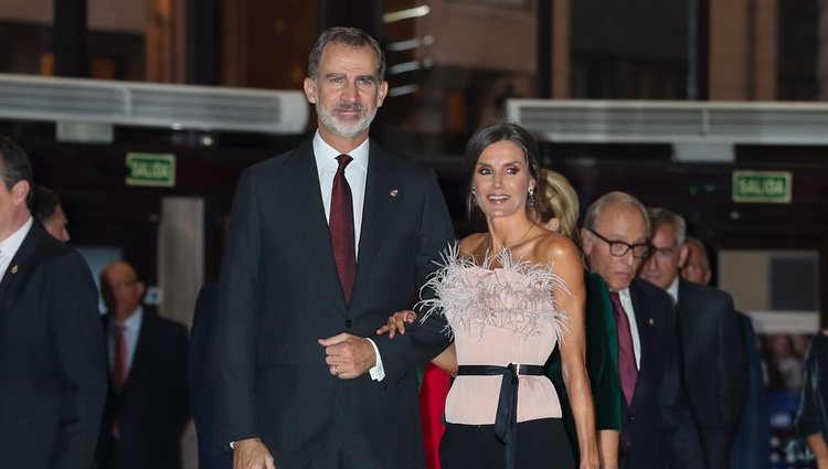 Lo Reyes Felipe y Letizia, agarrados en el Concierto de los Premios Princesa de Asturias 2019