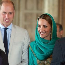 Los Duques de Cambridge juntos conociendo a personas en Pakistán