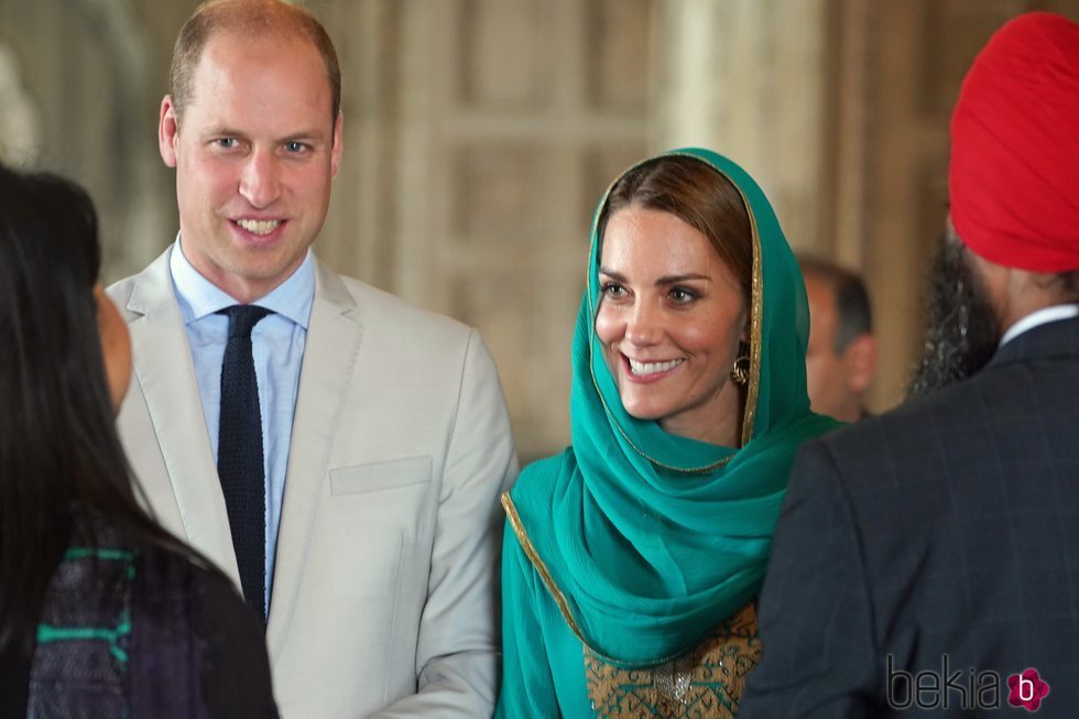 Los Duques de Cambridge juntos conociendo a personas en Pakistán
