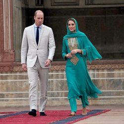 Los Duques de Cambridge caminando juntos en su viaje oficial por Pakistán