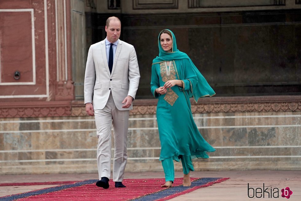 Los Duques de Cambridge caminando juntos en su viaje oficial por Pakistán