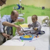 Los Duques de Cambridge jugando con un niño en un hospital infantil en Pakistán