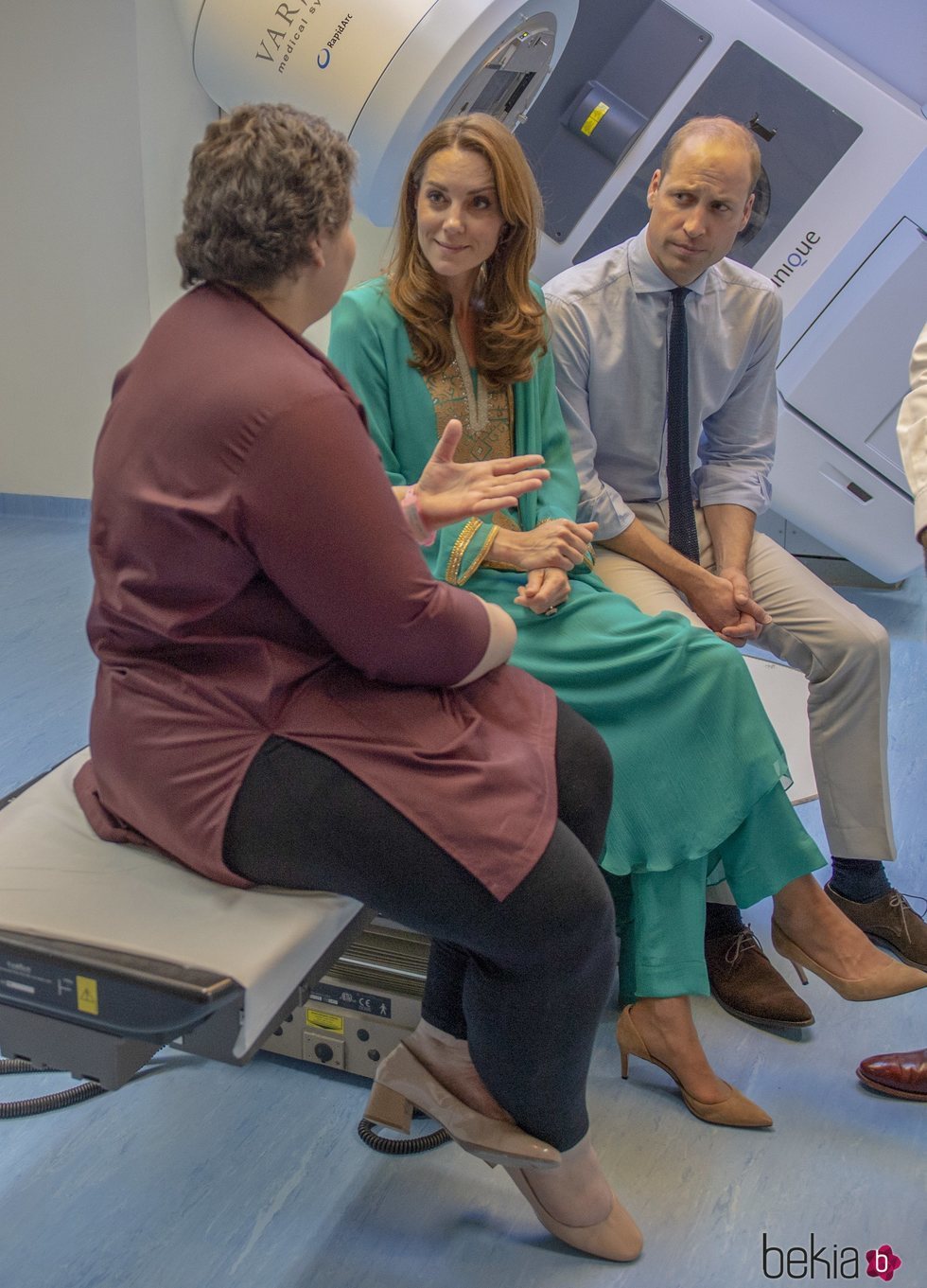 Los Duques de Cambridge hablando con una mujer en un hospital infantil en Pakistán