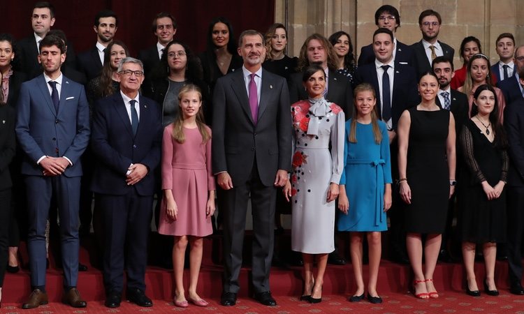 Los Reyes Felipe y Letizia, la Princesa Leonor y la Infanta Sofía con los ganadores de los premios Fin de Carrera 2019 de la Universidad de Oviedo