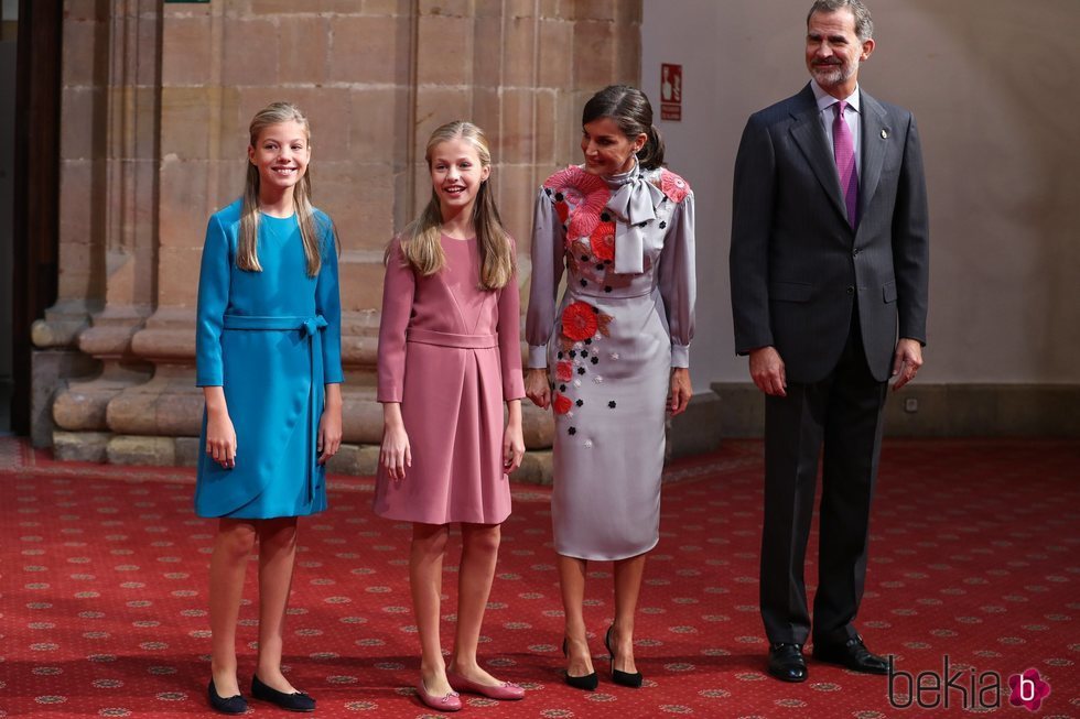 Los Reyes Felipe y Letizia, la Princesa Leonor y la Infanta Sofía en la recepción previa a los Premios Princesa de Asturias 2019