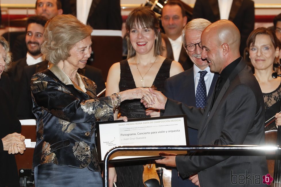 La Reina Sofía entregando el XXXVI Premio Reina Sofía de Composición Musical