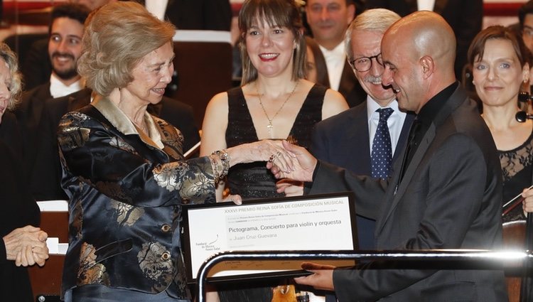 La Reina Sofía entregando el XXXVI Premio Reina Sofía de Composición Musical