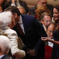 Robert Gavin Bonnar saluda a Menchu Álvarez del Valle junto a Telma Ortiz en los Premios Princesa de Asturias 2019