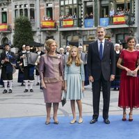 Los Reyes Felipe y Letizia, la Princesa Leonor, la Infanta Sofía y la Reina Sofía a su llegada los Premios Princesa de Asturias 2019