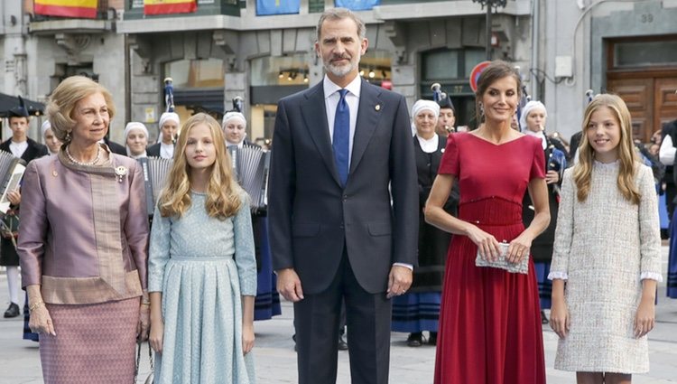 Los Reyes Felipe y Letizia, la Princesa Leonor, la Infanta Sofía y la Reina Sofía a su llegada los Premios Princesa de Asturias 2019