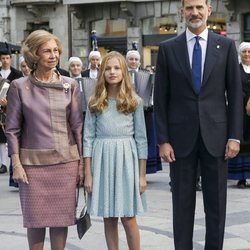 La Reina Sofía, la Princesa Leonor y el Rey Felipe VI a su llegada a los Premios Princesa de Asturias 2019