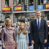 La Reina Sofía, la Princesa Leonor y el Rey Felipe VI a su llegada a los Premios Princesa de Asturias 2019