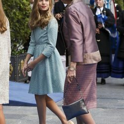 La Princesa Leonor habla con la Reina Sofía llegando a los Premios Princesa de Asturias 2019