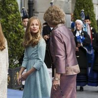 La Princesa Leonor habla con la Reina Sofía llegando a los Premios Princesa de Asturias 2019