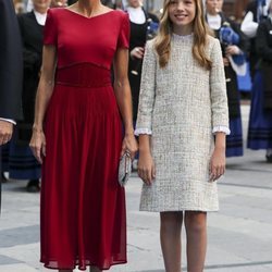 La Reina Letizia y la Infanta Sofía a su llegada a los Premios Princesa de Asturias 2019