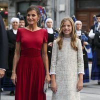 La Reina Letizia y la Infanta Sofía a su llegada a los Premios Princesa de Asturias 2019
