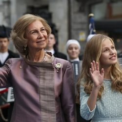 La Reina Sofía y la Princesa Leonor saludan a su llegada a los Premios Princesa de Asturias 2019