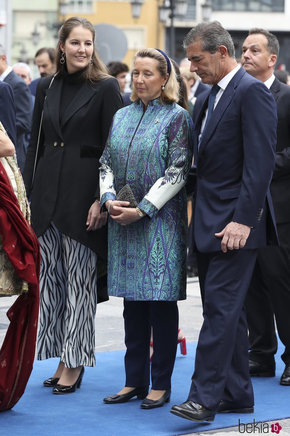 Cristina de Borbón-Dos Sicilias y Pedro López Quesada con su hija Victoria en los Premios Princesa de Asturias 2019
