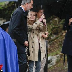 La Princesa Leonor tapando con el paraguas al Rey Felipe VI en Asiegu, Pueblo Ejemplar 2019