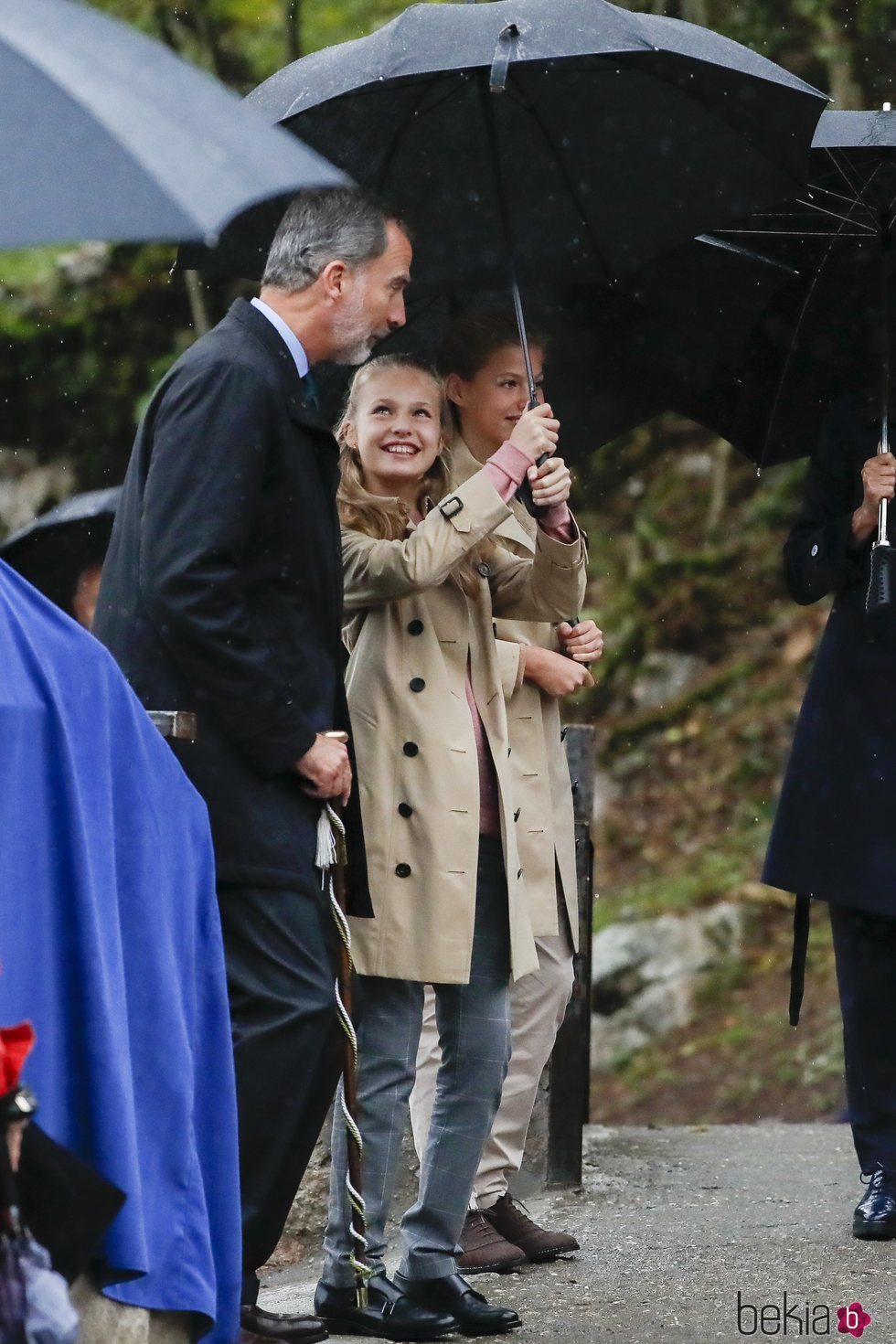 La Princesa Leonor tapando con el paraguas al Rey Felipe VI en Asiegu, Pueblo Ejemplar 2019