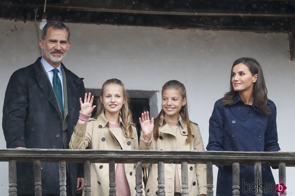 El Rey Felipe VI, la Reina Letizia, Princesa Leonor y la Infanta Sofía durante su visita a Asiegu, Premio Pueblo Ejemplar de Asturias 2019