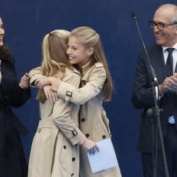 La Princesa Leonor y la Infanta Sofía abrazándose el acto de entrega del Premio Pueblo Ejemplar de Asturias 2019