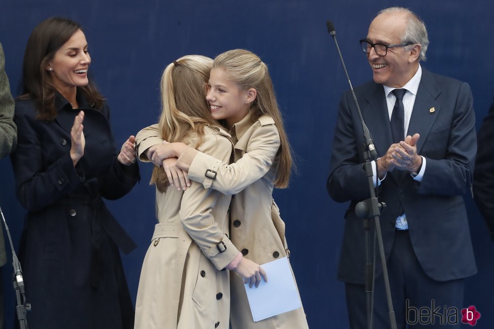 La Princesa Leonor y la Infanta Sofía abrazándose el acto de entrega del Premio Pueblo Ejemplar de Asturias 2019