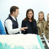 La Reina Letizia, la Infanta Sofía, la Princesa Leonor y el Rey Felipe VI visitando una quesería en Asiegu