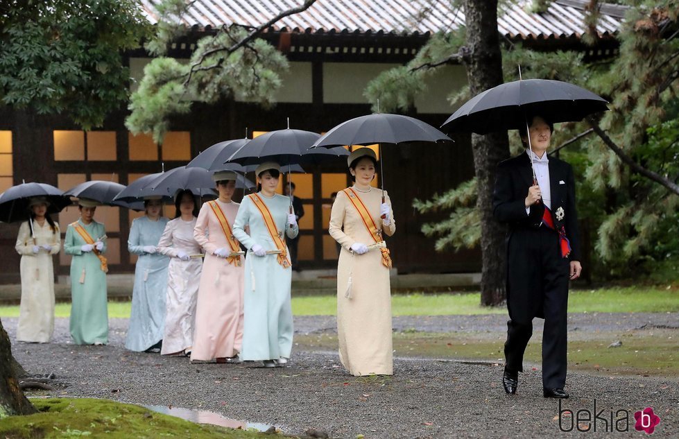 El Príncipe Akishino, la Princesa Kiko, la Princesa Mako y la Princesa Kako de Japón en la entronización de Naruhito de Japón