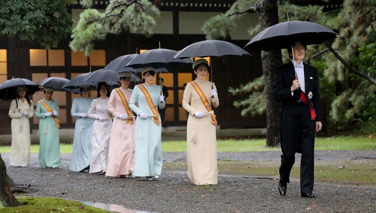 El Príncipe Akishino, la Princesa Kiko, la Princesa Mako y la Princesa Kako de Japón en la entronización de Naruhito de Japón