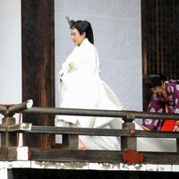 Masako de Japón, vestida de blanco, en los actos por la entronización de Naruhito de Japón