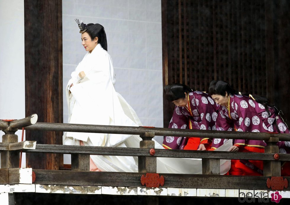 Masako de Japón, vestida de blanco, en los actos por la entronización de Naruhito de Japón
