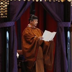 Naruhito de Japón leyendo un discurso en su entronización como Emperador de Japón