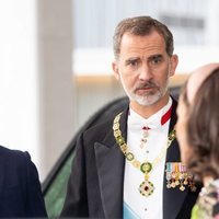 El Rey Felipe mira a la Reina Letizia en la entronización de Naruhito de Japón