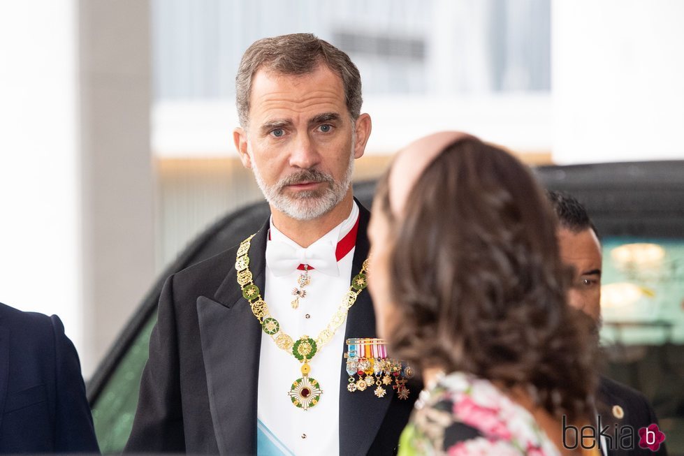 El Rey Felipe mira a la Reina Letizia en la entronización de Naruhito de Japón