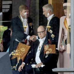 Guillermo Alejandro de Holanda y Felipe de Bélgica se saludan en presencia de Alberto de Mónaco y Matilde de Bélgica en la entronización de Naruhito de Jap