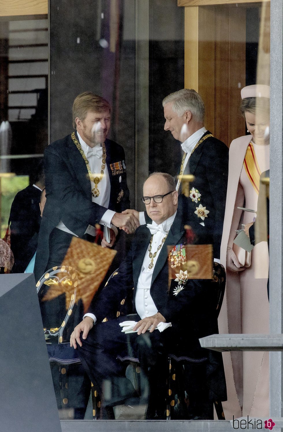 Guillermo Alejandro de Holanda y Felipe de Bélgica se saludan en presencia de Alberto de Mónaco y Matilde de Bélgica en la entronización de Naruhito de Jap