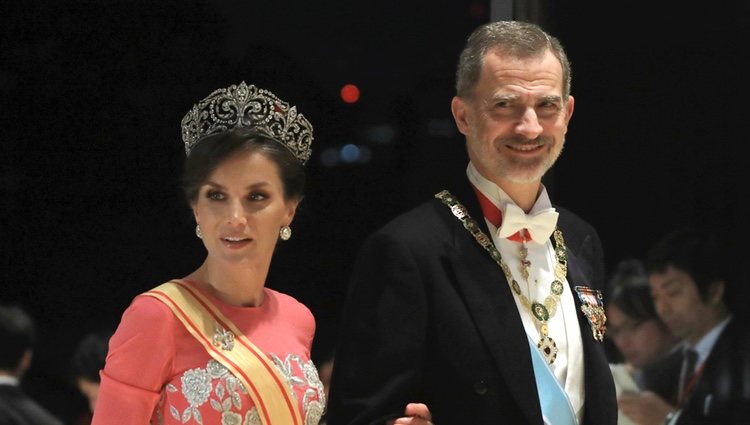 El Rey Felipe y la Reina Letizia con la tiara Flor de Lis en la cena por la entronización de Naruhito de Japón