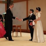 El Rey Felipe saluda a Naruhito de Japón en su entronización en presencia de la Reina Letizia y Masako de Japón