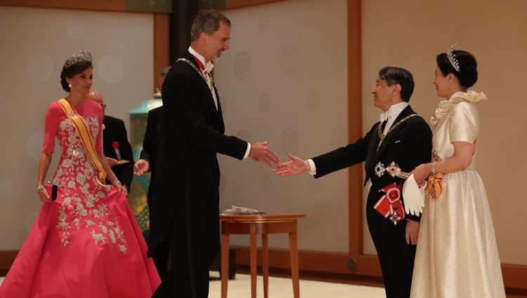 El Rey Felipe saluda a Naruhito de Japón en su entronización en presencia de la Reina Letizia y Masako de Japón