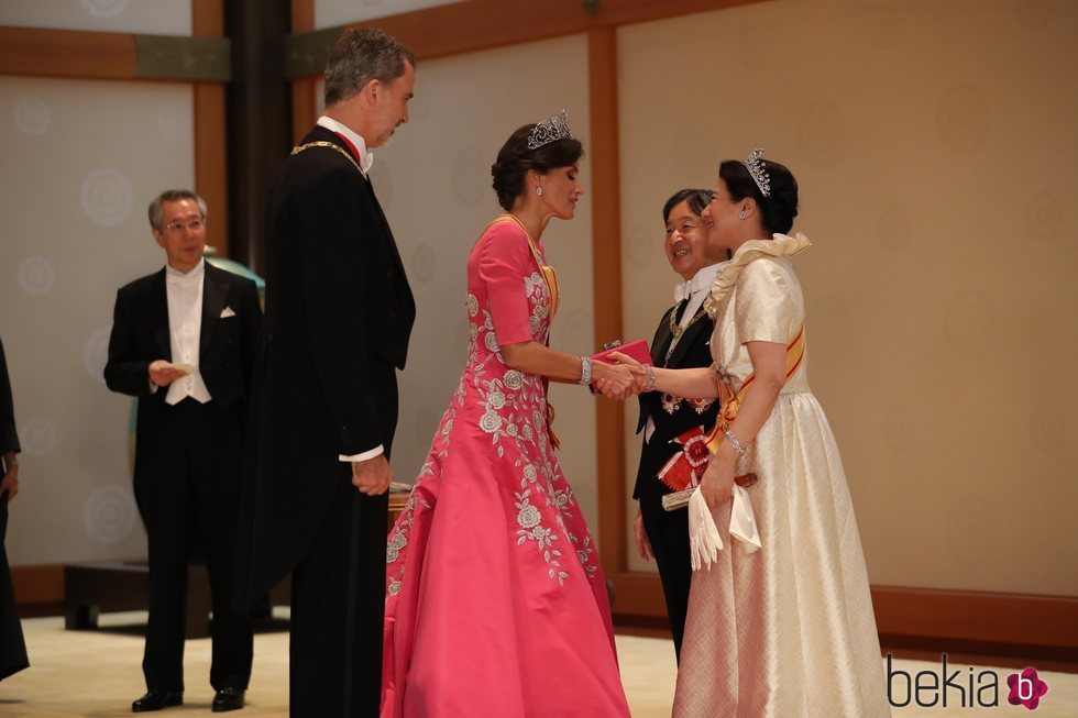 La Reina Letizia saluda a Masako de Japón en presencia del Rey Felipe y Naruhito de Japón en la cena de gala por la entronización de Naruhito de Japón