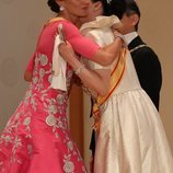 La Reina Letizia abraza a Masako de Japón en la cena de gala por la entronización de Naruhito de Japón